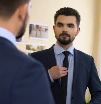 Homem se olhando no espelho