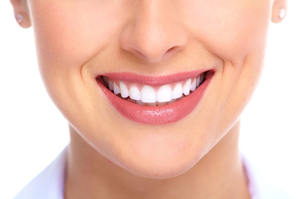 Como ter uma dieta balanceada sem prejudicar a sua saúde bucal? 3 dentes brancos sorriso