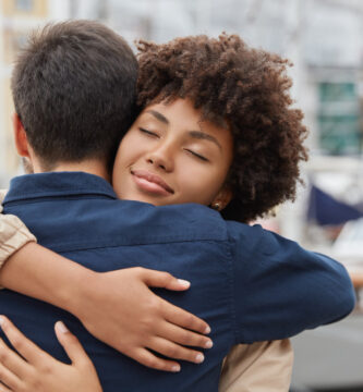 3 sinais que seu coração está pedindo um abraço: Ficar sem fôlego, ronco forte e apneia do sono 1 abraco